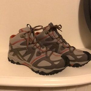 Women’s size 9 Merrel select grip hiking boots